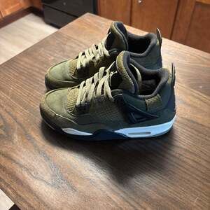 Air Jordan 4 Retro SE Craft 'Medium Olive' FB9927-200 Size (women’s 8)